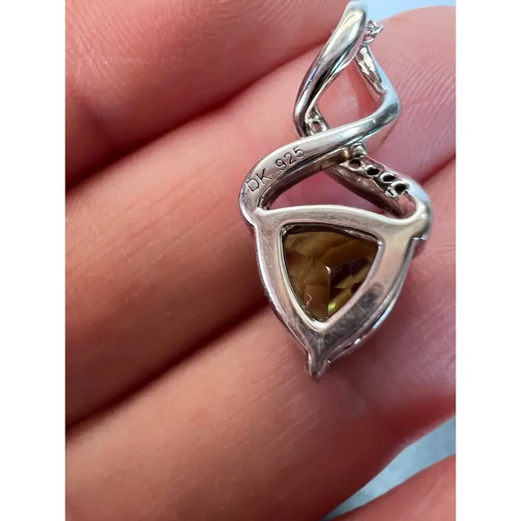 Trilliant cut peridot and sterling silver pendant and 18 inch chain - Picture 5 of 9